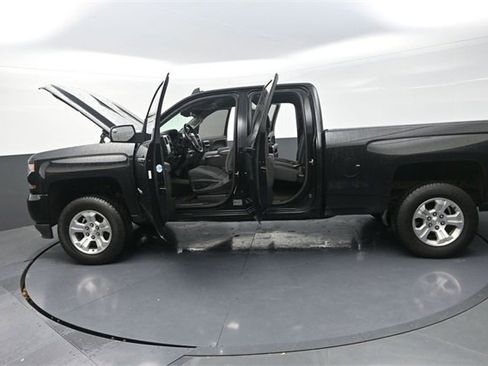 Used 2018 Chevrolet Silverado 1500 LT w/ All Star Edition image 38