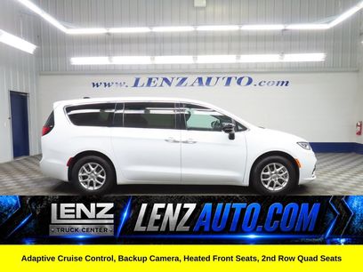 Used 2025 Chrysler Pacifica Select