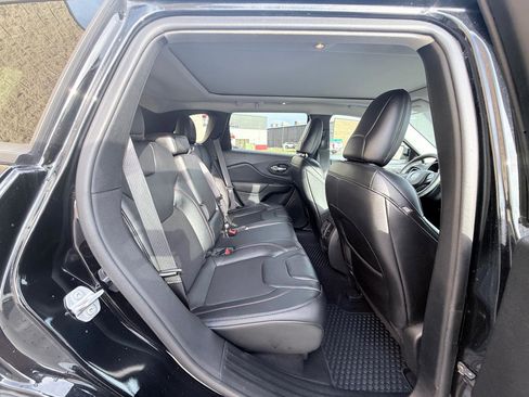 Used 2022 Jeep Cherokee Trailhawk w/ Sun, Sound & Nav Group AWD/4WD image 10