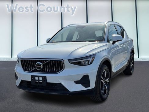 Certified 2025 Volvo XC40 B5 Core image 9