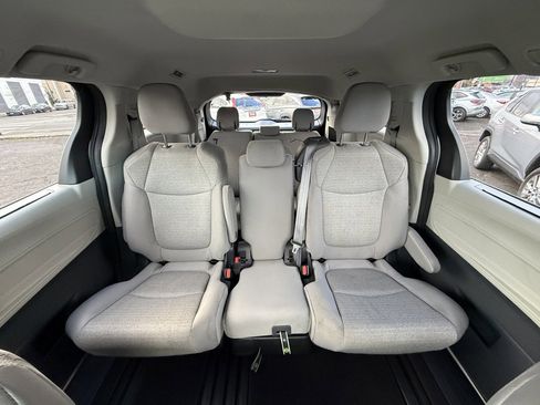 Used 2024 Toyota Sienna LE image 16