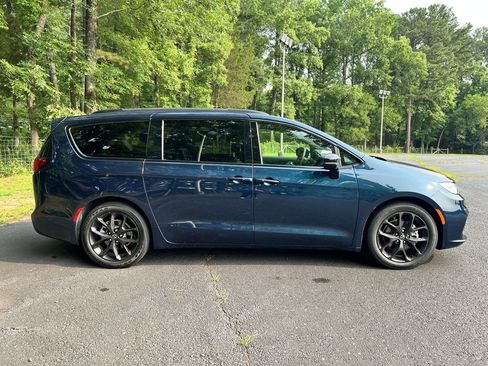 Certified 2025 Chrysler Pacifica Limited FWD image 2