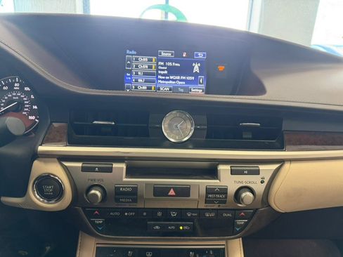 Used 2016 Lexus ES 350 w/ Luxury Package w/Wood Trim image 31