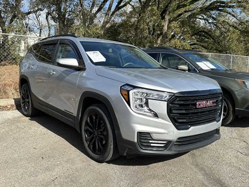Used 2022 GMC Terrain SLE w/ Driver Convenience Package image 2