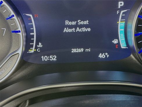 Used 2025 Chrysler Pacifica Limited image 14