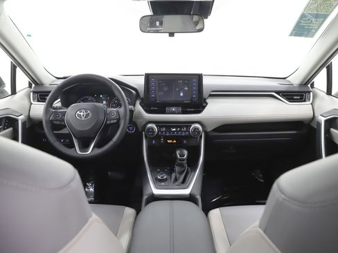 Used 2022 Toyota RAV4 XLE Premium image 15