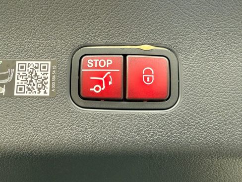 Used 2025 Mercedes-Benz GLC 300 4MATIC image 18