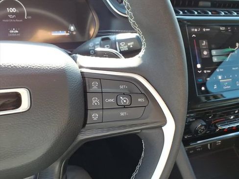 Used 2023 Jeep Grand Cherokee Laredo w/ Luxury Tech Group I AWD/4WD image 18