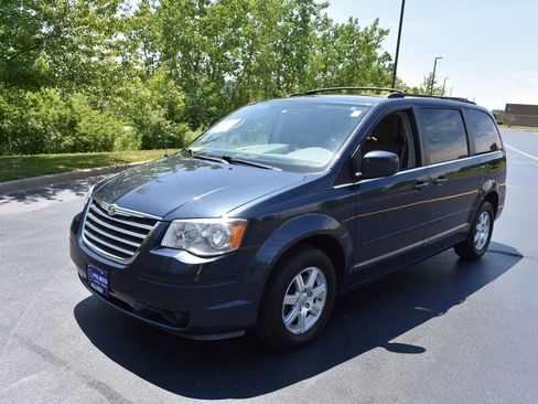Used 2008 Chrysler Town & Country Touring FWD image 7