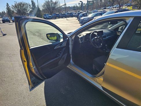 Used 2018 MAZDA MAZDA3 Sport image 19