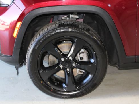 Used 2023 Jeep Grand Cherokee L Limited w/ Black Appearance Package AWD/4WD image 4
