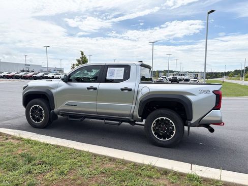 Used 2025 Toyota Tacoma TRD Off-Road AWD/4WD image 5