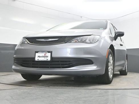 Used 2020 Chrysler Voyager L FWD image 32
