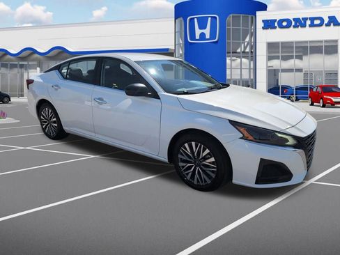 Used 2025 Nissan Altima 2.5 SV image 1