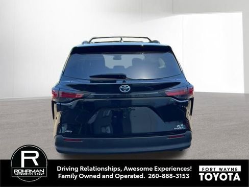 Used 2022 Toyota Sienna XLE w/ XLE Plus Package AWD/4WD image 3