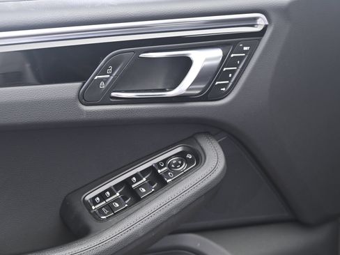 Certified 2023 Porsche Macan AWD/4WD image 27