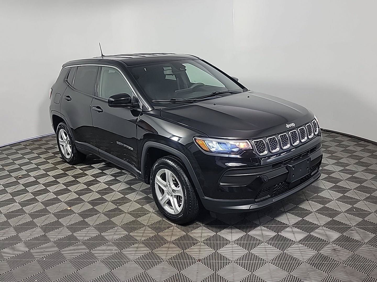 Used 2023 Jeep Compass Sport AWD/4WD image 2