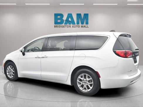Used 2023 Chrysler Voyager LX image 4