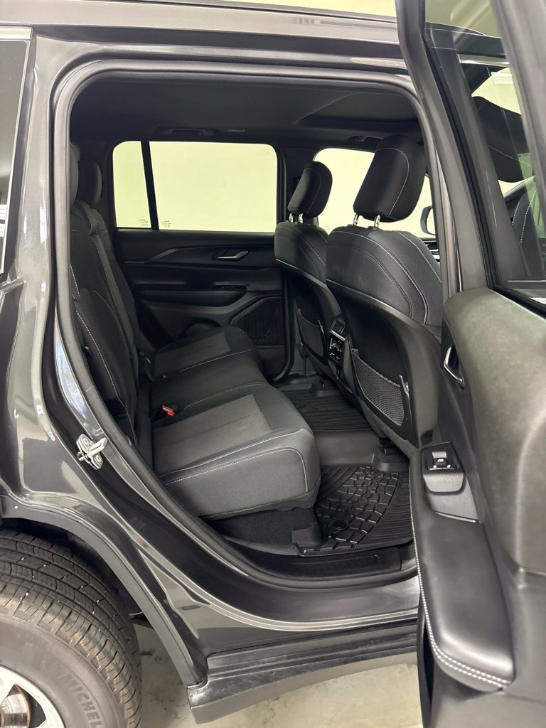 Used 2024 Jeep Grand Cherokee Laredo X w/ Luxury Tech Group I AWD/4WD image 28