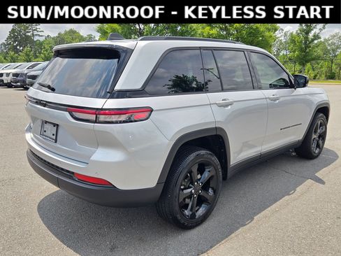 Used 2025 Jeep Grand Cherokee Altitude AWD/4WD image 7