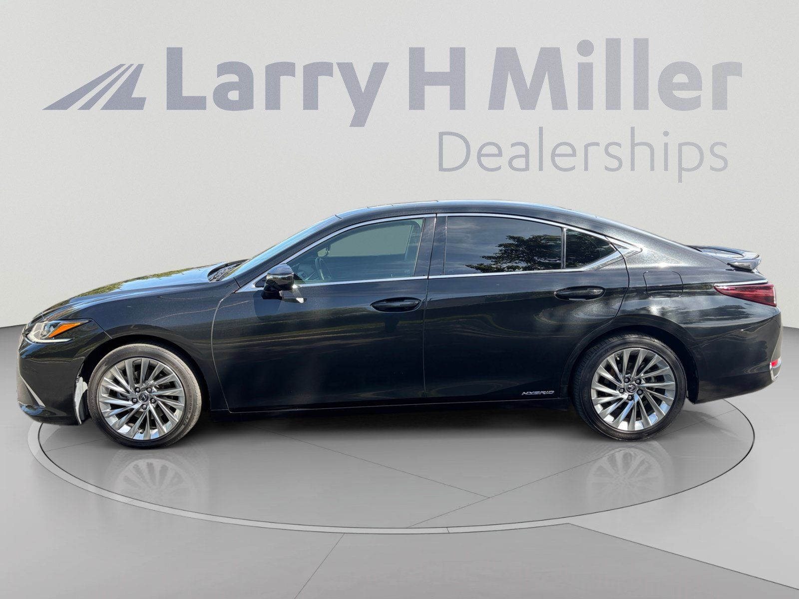 Used 2019 Lexus ES 300h w/ Accessory Package 2 FWD image 2