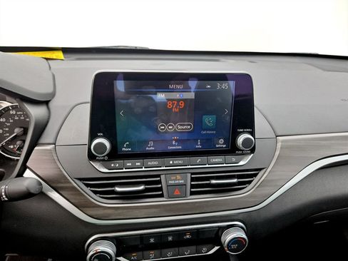 Used 2025 Nissan Altima 2.5 SV FWD image 23