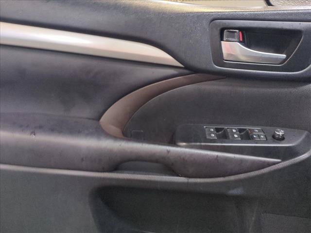 Used 2017 Toyota Highlander XLE FWD image 11
