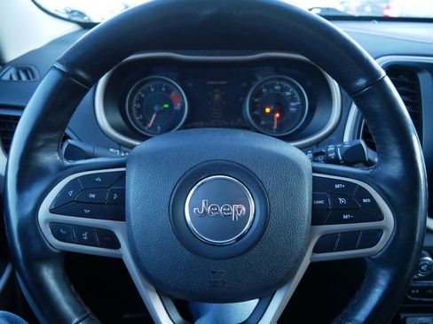 Used 2018 Jeep Cherokee Limited image 25