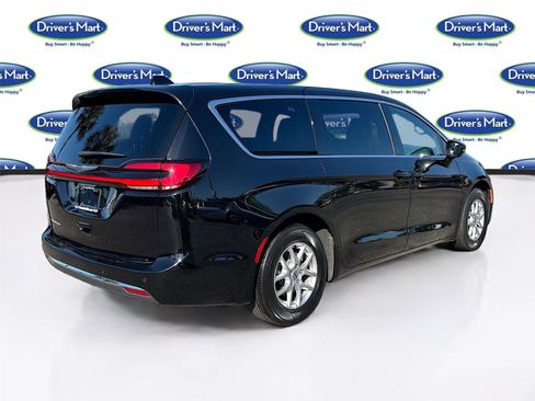 Used 2025 Chrysler Pacifica Select FWD image 7