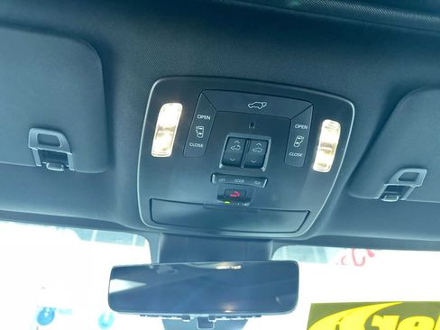 Used 2025 Toyota Sienna Limited image 31