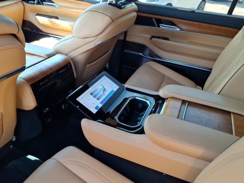 Used 2023 Jeep Grand Wagoneer Series III AWD/4WD image 22