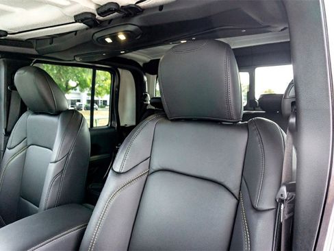 Used 2025 Jeep Gladiator Sport image 13