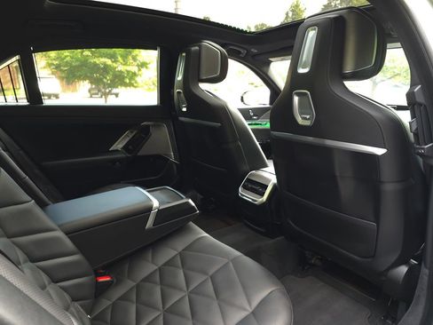 Used 2023 BMW 740i image 19