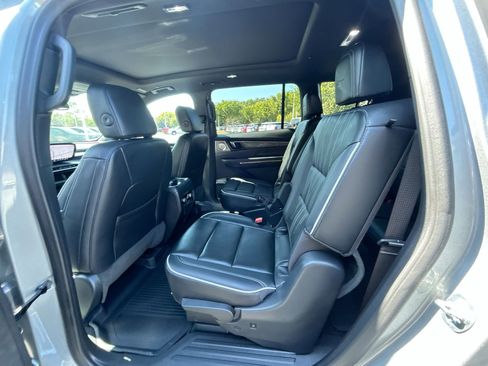 Used 2025 Buick Enclave Avenir image 32