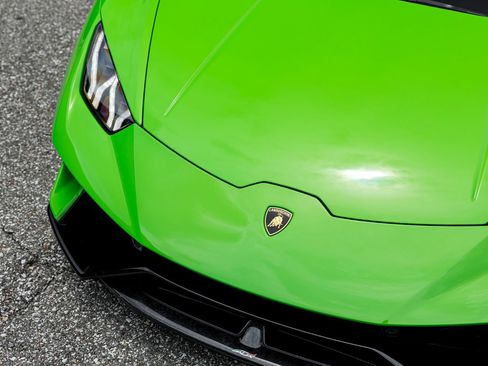 Used 2018 Lamborghini Huracan Performante AWD/4WD image 13