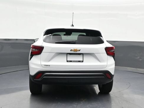 Used 2024 Chevrolet Trax LS w/ LS Convenience Package FWD image 4