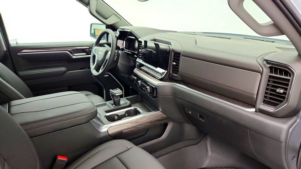 Used 2026 Chevrolet Silverado 1500 LTZ AWD/4WD image 24