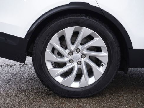 Used 2024 Land Rover Discovery S image 12