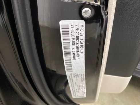 Used 2024 Chrysler Pacifica Limited FWD image 28