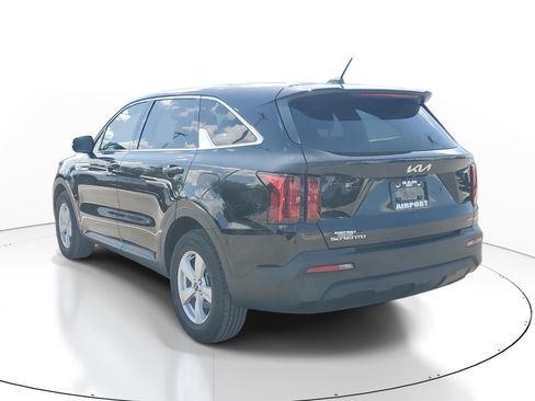Used 2023 Kia Sorento LX FWD image 4