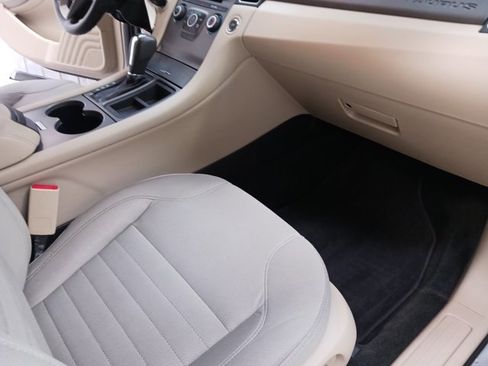 Used 2017 Ford Taurus SE image 28