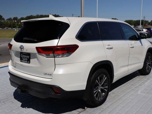 Used 2018 Toyota Highlander Plus AWD/4WD image 5