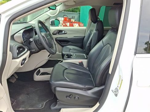 Used 2023 Chrysler Pacifica Touring-L AWD/4WD image 14