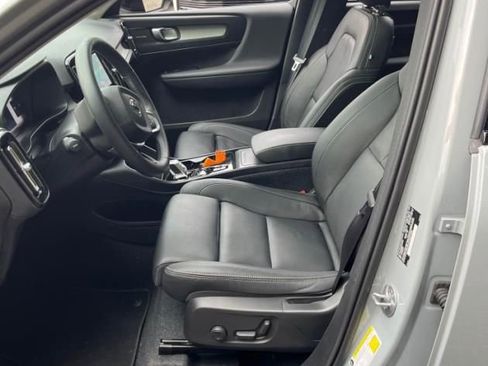Used 2025 Volvo XC40 B5 Plus AWD/4WD image 5