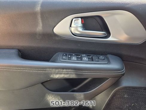 Used 2023 Chrysler Pacifica Touring FWD image 28