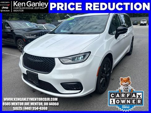 Used 2025 Chrysler Pacifica Limited FWD image 3