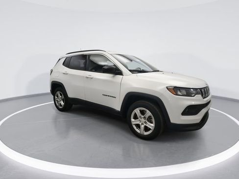 Used 2024 Jeep Compass Latitude image 2