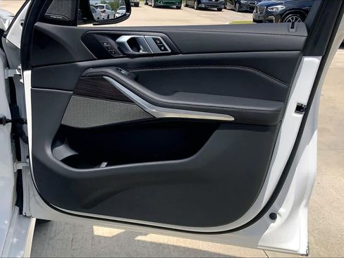 Used 2024 BMW X7 xDrive40i w/ M Sport Package image 26