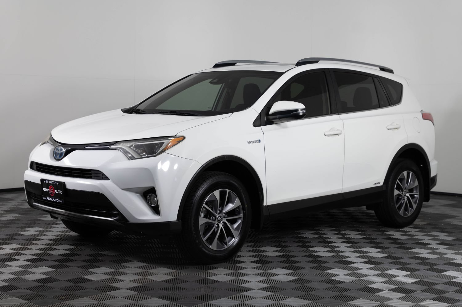 Used 2018 Toyota RAV4 XLE w/ Carpet Mat Package AWD/4WD image 1