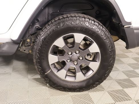 Used 2018 Jeep Wrangler Unlimited Sahara AWD/4WD image 19